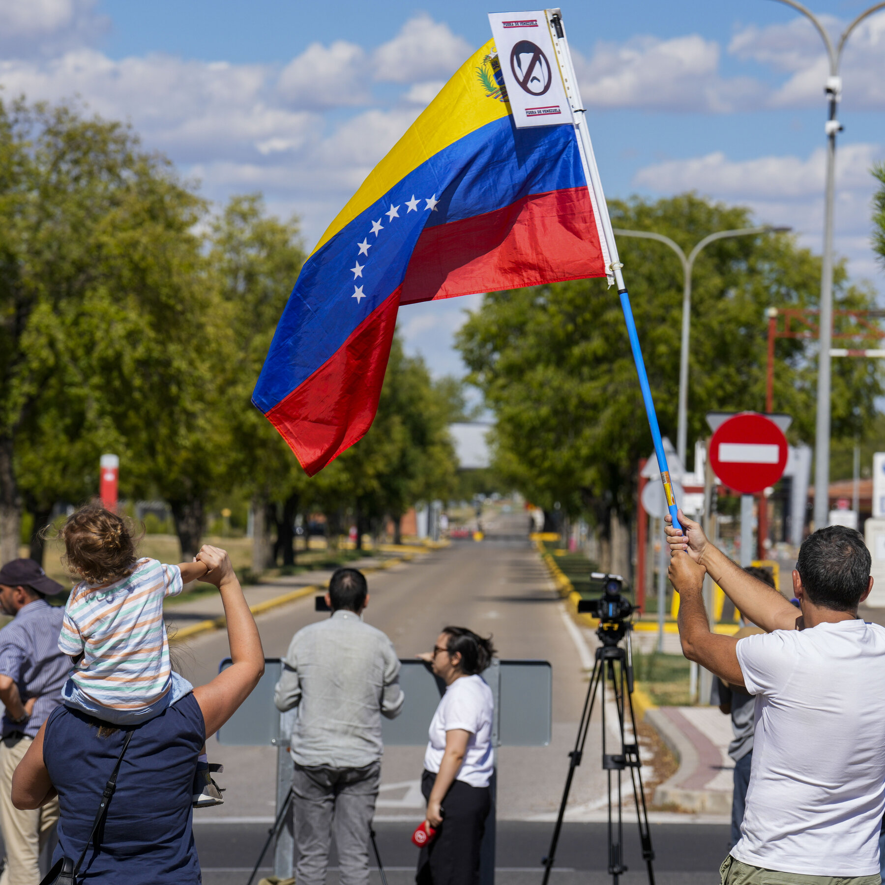 Edmundo González Flees Venezuela for Spain, and Hopes for Democracy Dim