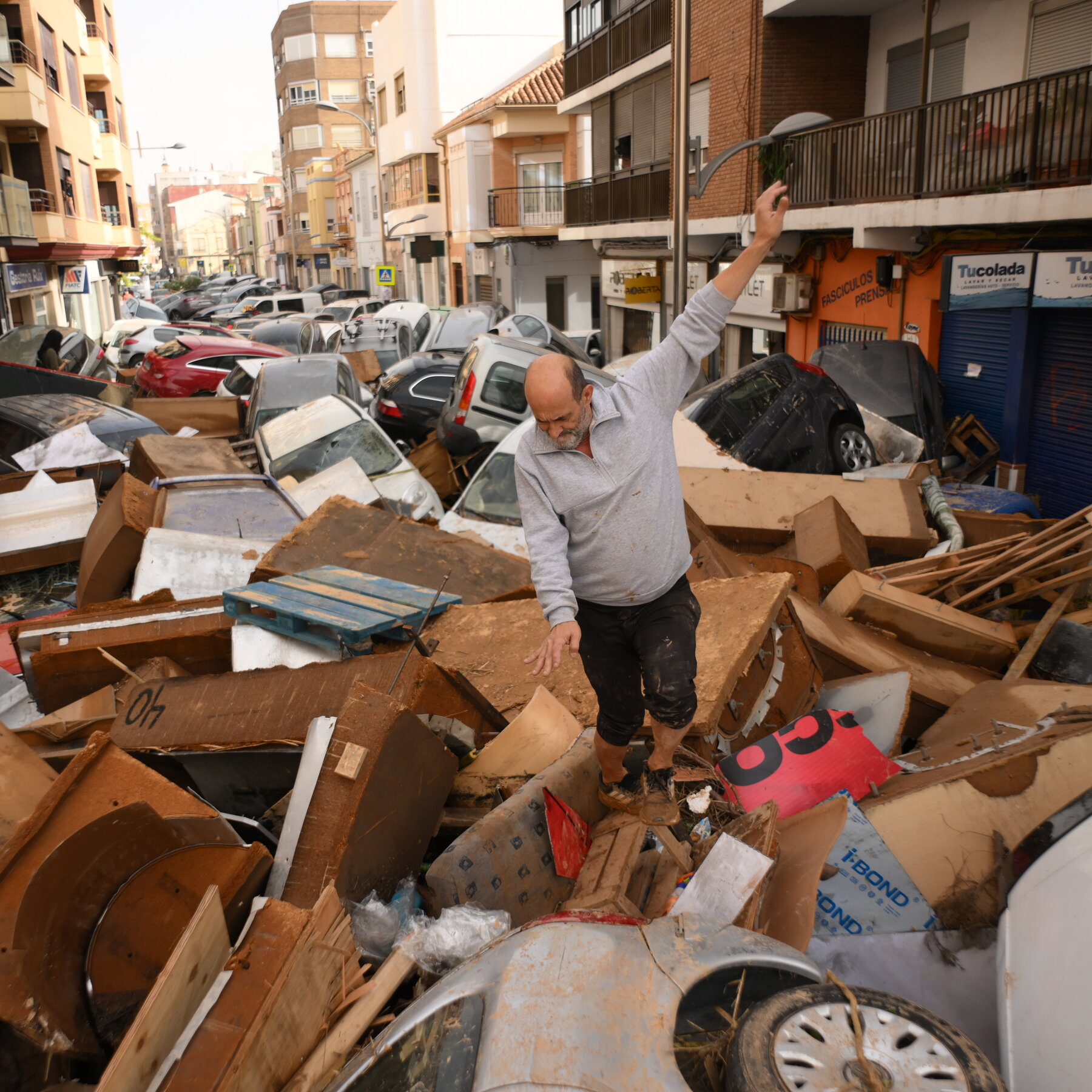 After Flash Floods in Spain, Rescuers and Residents Face a Grim Scene