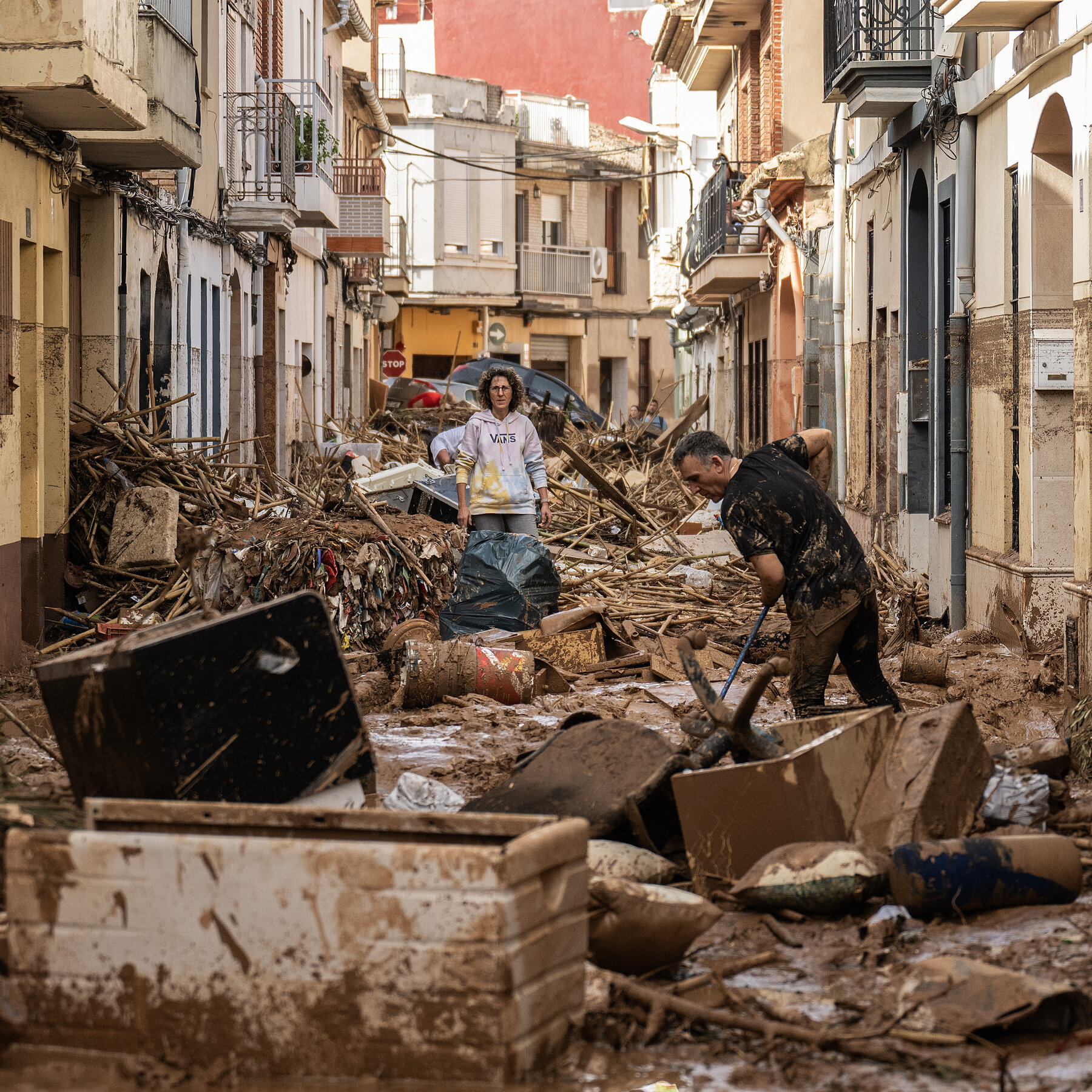 In Spanish Town Devastated by Flood, a Grim Search for Bodies